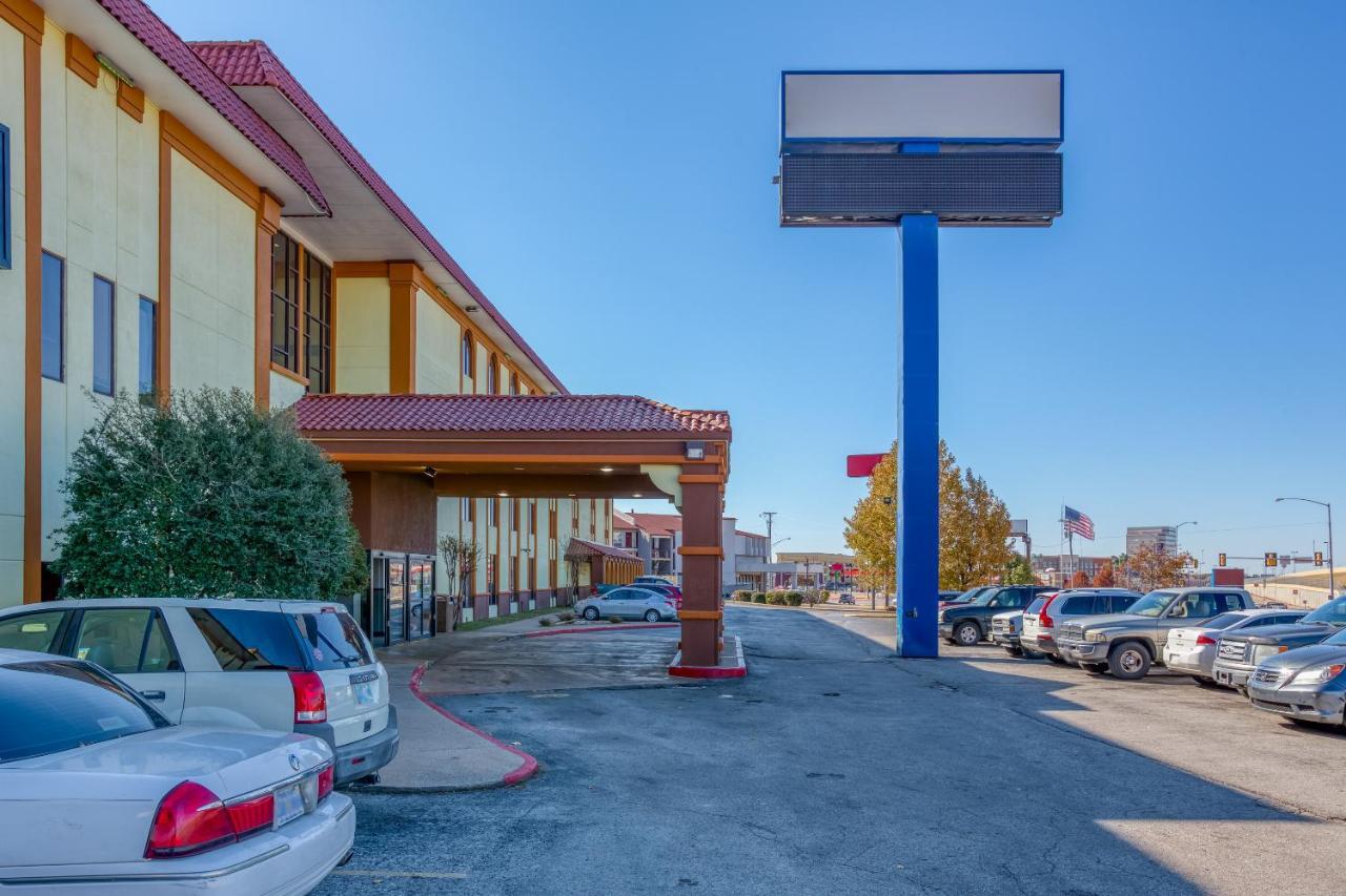 Oyo Hotel Tulsa I-44 Midtown ภายนอก รูปภาพ
